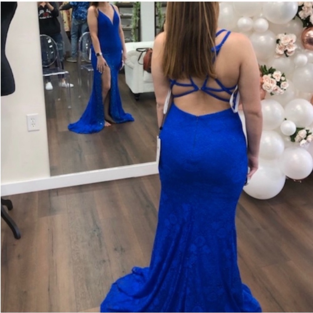 Selling brand new prom dress, size 6, never been worn